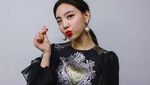 Imutnya Nayeon Twice Saat Menikmati Es Kopi Favoritnya