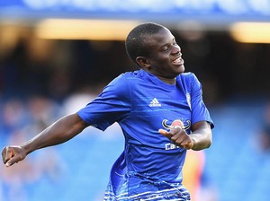 NGolo Kante Diberi Surprise Kue Ultah... Senyumnya Itu Lho!