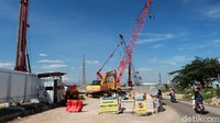 Simpang susun Cileunyi merupakan bagian dari proyek Tol Cisumdawu. Kementerian PUPR menargetkan pembangunan Jalan Tol Cisumdawu yang memiliki panjang 61,5 kilometer serta akses baru menuju Bandara Internasional Jawa Barat tersebut dapat rampung pada akhir tahun 2020.