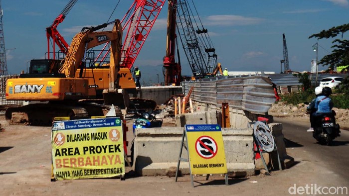 Pembangunan simpang susun Cileunyi, terus dikebut, Jumat (6/11). Proyek ini bagian dari proyek strategis nasional Jalan Tol Cileunyi-Sumedang-Dawuan (Cisumdawu).