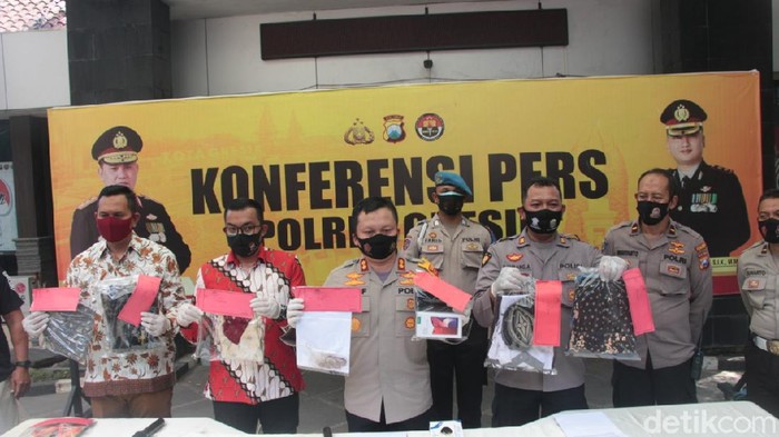 Polisi mengungkap kasus pembunuhan pria di Gresik, yang mayat korbannya ditemukan dalam kondisi tangan terikat. Dua tersangka masih di bawah umur.