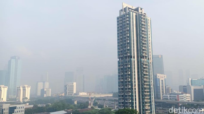 Penampakan langit Jakarta Selatan, Jumat (6/11) pukul 07.23 WIB.