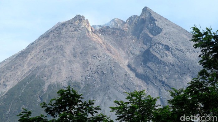 Penampakan Gunung Merapi dari kawasan objek wisata Bunker Kaliadem yang berada di wilayah lereng Gunung Merapi, Sleman, Yogyakarta, Jumat (6/11/2020).