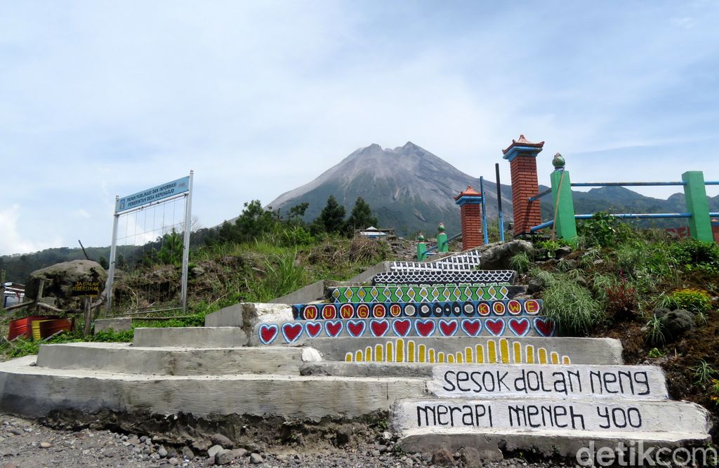 Penampakan Gunung Merapi dari kawasan objek wisata Bunker Kaliadem yang berada di wilayah lereng Gunung Merapi, Sleman, Yogyakarta, Jumat (6/11/2020).