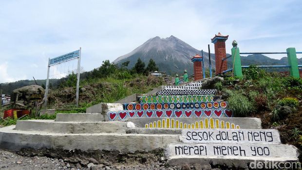 Penampakan Gunung Merapi dari kawasan objek wisata Bunker Kaliadem yang berada di wilayah lereng Gunung Merapi, Sleman, Yogyakarta, Jumat (6/11/2020).