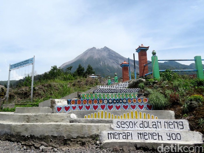 Penampakan Gunung Merapi dari kawasan objek wisata Bunker Kaliadem yang berada di wilayah lereng Gunung Merapi, Sleman, Yogyakarta, Jumat (6/11/2020).