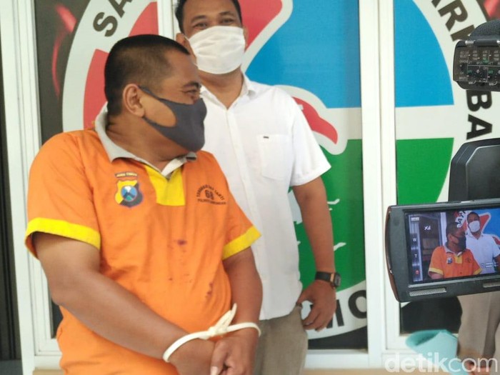 Seorang ASN di Pemkab Lamongan tertangkap kerja bareng dengan seorang pemasok sabu. Ia menjadi pengedar dan pemakai barang terlarang tersebut.
