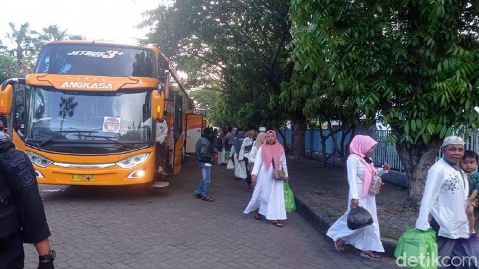 Ratusan penganut Syiah dibaiat kembali ke ajaran Suni pada Kamis (5/11) di Sampang-Madura. Kini mereka sudah kembali ke pengungsian di Rusunawa Puspa Agro, Sidoarjo.