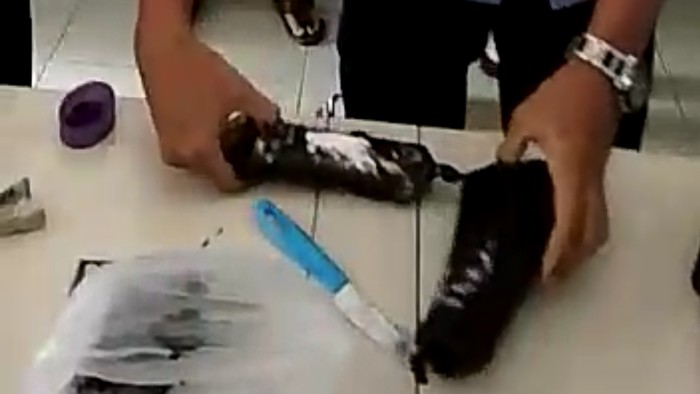 Dua pembesuk napi di Rutan Klas IIB Ponorogo, SR (25) dan DP (19) ketahuan menyelundupkan pil dobel l atau pil koplo. Obat terlarang itu dimasukkan ke botol sampo.