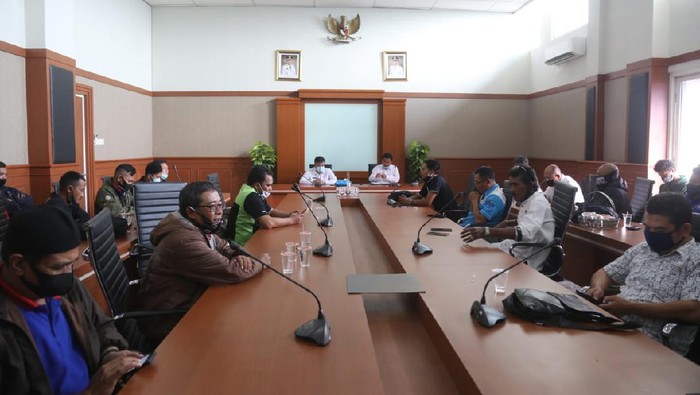 Pertemuan buruh dan Bupati Bandung Barat Aa Umbara.