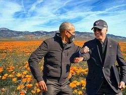 Adu Sikut Obama dan Biden Jadi Bahan Photoshop Kocak