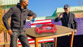 Asyik memainkan mainan bocah. Foto: Imgur