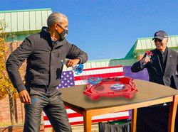 Adu Sikut Obama dan Biden Jadi Bahan Photoshop Kocak