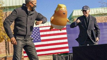 Foto aslinya diambil saat kampanye Biden yang didukung Obama di Michigan beberapa waktu silam. Foto ini jadi media adu Photoshop di Reddit. Ini salah satunya, ada penampakan boneka Donald Trump di antara keduanya. Foto: Imgur