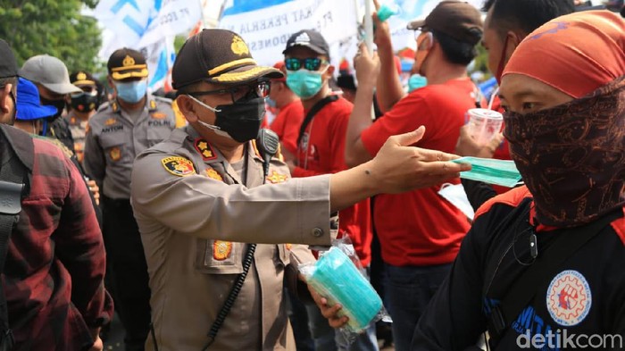 Upaya mencegah penularan COVID-19 terus dilakukan di Surabaya. Polrestabes Surabaya bersama TNI dan Pemkot Surabaya terus berkomitmen menjaga sinegitas.