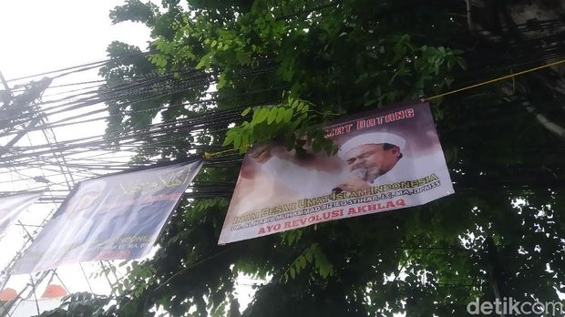 Poster selamat datang menjelang kepulangan Habib Rizieq di Petamburan III (Wilda Hayatun Nufus/detikcom).