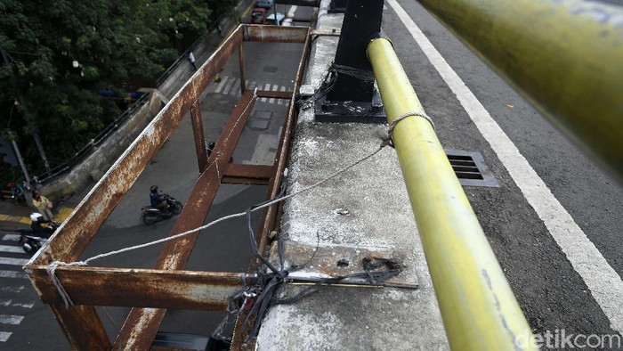 Pot Bunga di Flyover Pasar Rebo Tidak Terawat Pot bunga berbahan dari besi yang berada di atas jembatan layang, Pasar Rebo, Jakarta Timur, tidak terawat. Begini penampakannya.