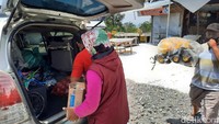 Sementara itu beberapa mobil masih hilir mudik mengangkut barang-barang dagangan berupa souvenir dan makanan. Destinasi wisata pun sudah sepi dari pengunjung. Suasana yang sama juga terjadi di warung-warung di bawah kawasan Bunker Kaliadem.