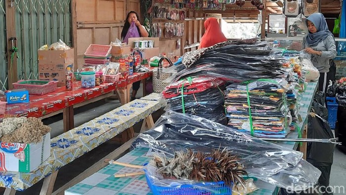 Potret Pedagang di Bunker Kaliadem Evakuasi Barang Dagangan Pedagang souvenir di Bunker Kaliadem, Sleman, Yogyakarta, mengevakuasi barang dagangannya. Hal ini terkait naiknya status Gunung Merapi menjadi Siaga.