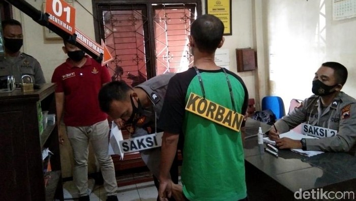 Potret Rekonstruksi Pengeroyokan Tahanan di Polres Klaten Proses rekonstruksi pengeroyokan seorang tahanan hingga tewas di Polres Klaten dilakukan. Polisi pun mengngkap motif pengeroyokan tersebut.