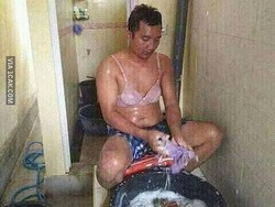 10 Momen Absurd Pria Bersih-bersih Ini Bikin Nggak Habis Pikir, Kocak Abis!