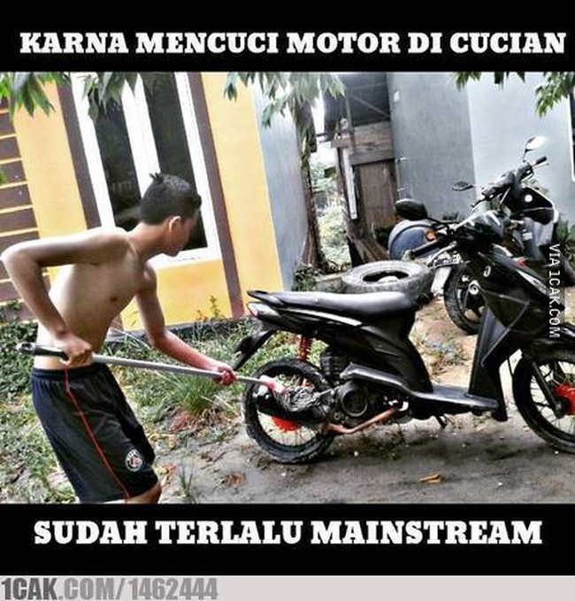 Nggak cuma lantai aja yang bisa di pel. Nyatanya biar motor si mas yang satu ini bisa kinclong maksimal, perlu juga loh di pel. Foto: dok. 1cak.com