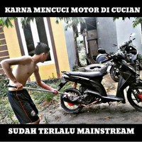 Nggak cuma lantai aja yang bisa di pel. Nyatanya biar motor si mas yang satu ini bisa kinclong maksimal, perlu juga loh di pel. Foto: dok. 1cak.com