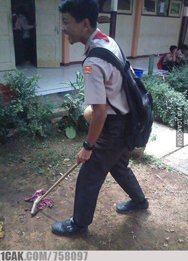 Kira-kira kalau gini faedahnya apa ya? Mau sampe kiamat juga nggak akan bersih kalau yang di pel tanah. Foto: dok. 1cak.com