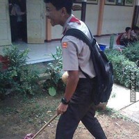 Kira-kira kalau gini faedahnya apa ya? Mau sampe kiamat juga nggak akan bersih kalau yang di pel tanah. Foto: dok. 1cak.com