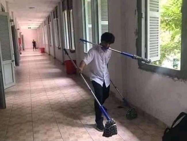 Maksudnya biar cepet selesai kali ya. Tapi nggak gitu juga kali. Kalau gini mah gimana mau bersih ya bun? Foto: Instagram/@wkwkland_real