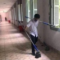 Maksudnya biar cepet selesai kali ya. Tapi nggak gitu juga kali. Kalau gini mah gimana mau bersih ya bun? Foto: Instagram/@wkwkland_real