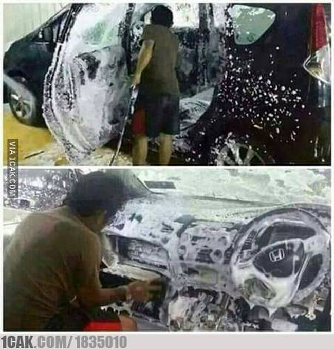 Ini definisi dari totalitas tanpa batas. Biar mobilnya bersih maksimal, jangan luarnya aja yang dicuci tapi dalemnya juga dong.. Foto: dok. 1cak.com