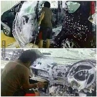 Ini definisi dari totalitas tanpa batas. Biar mobilnya bersih maksimal, jangan luarnya aja yang dicuci tapi dalemnya juga dong.. Foto: dok. 1cak.com