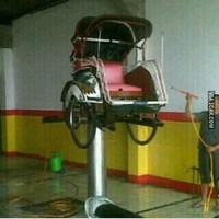 Siapa bilang yang bisa dicuci kayak gini cuma mobil? Becak juga bisa kok.. Foto: dok. 1cak.com