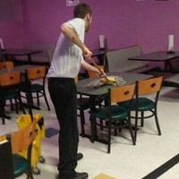 Wah idenya cemerlang banget ya, habis buat ngepel lantai terus dipakai buat lap meja. Bagus sih pel nya jadi multifungsi tapi kan.. Foto: Instagram/@sukijan.id