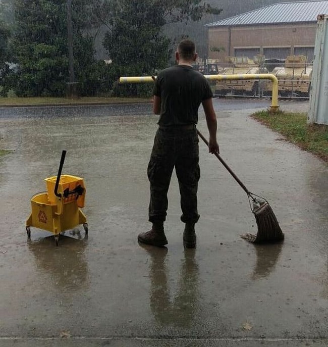 Begini jadinya kalau terlalu rajin. Nggak cuma lantai aja yang di pel. Sampai jalanan luarnya pun ikutan di pel loh.. Foto: Instagram/@sukijan.id