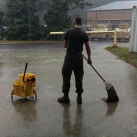 Begini jadinya kalau terlalu rajin. Nggak cuma lantai aja yang di pel. Sampai jalanan luarnya pun ikutan di pel loh.. Foto: Instagram/@sukijan.id