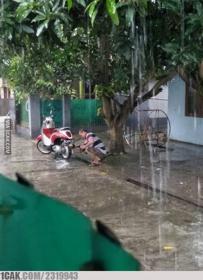 Biar hemat air dan listrik, nyuci motornya pas lagi hujan aja. Kira-kira bisa bersih nggak ya? Foto: dok. 1cak.com