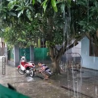 Biar hemat air dan listrik, nyuci motornya pas lagi hujan aja. Kira-kira bisa bersih nggak ya? Foto: dok. 1cak.com