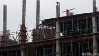 Para pekerja menyelesaikan pembangunan Rusunawa Ujung Menteng.