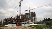 Aktivitas pekerja saat menyelesaikan proyek pembangunan rumah susun sewa (Rusunawa) Ujung Menteng di Jalan Inspeksi KBT, Jakarta, Jumat (6/11/2020).