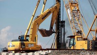 Sejumlah alat berat seperti backhoe dan bulldozer sedang melakukan pengerukan dan meratakan tanah di kawasan tersebut.