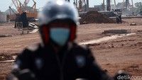 Selain itu, terdapat sejumlah alat berat yang sedang melakukan pemasangan tiang pancang.