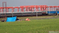 Depo kereta cepat ini bersebelahan langsung dengan rel kereta api yang biasa melintasi wilayah Rancaekek dan Cileunyi, Kabupaten Bandung.