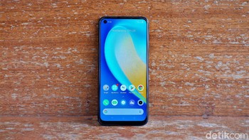 Baterai menjadi andalan ponsel ini. Kapasitasnya hanya 4.500 mAh namun diberikan teknologi pengisian cepat 65W SuperDart Charge fast charging yang menjanjikan baterai terisi penuh hanya waktu 38 menit. Foto: Adi Fida Rahman/detikINET