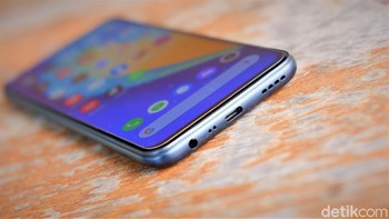Bagian bawah terdapat port jack audio 3,5 mm, USB Type C dan speaker. Foto: Adi Fida Rahman/detikINET