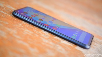 Sisi kiri body terdapat slot SIM Card dan tombol pengaturan volume. Foto: Adi Fida Rahman/detikINET