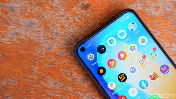 Kamera depannya terletak pada punch hole. Realme menyematkan kamera 16 MP dengan sensor Sony IMX471. Foto: Adi Fida Rahman/detikINET