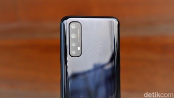 Empat kamera disematkan di bagian belakangnya. Kamera utamanya 48MP, bersanding dengan lensa ultra wide 8MP, kamera B&W portrait 2 MP dan sensor makro 2MP. Foto: Adi Fida Rahman/detikINET