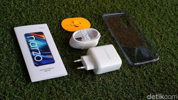 Inilah semua aksesori yang disertakan dalam paket penjualan Realme Narzo 20 Pro. Foto: Adi Fida Rahman/detikINET